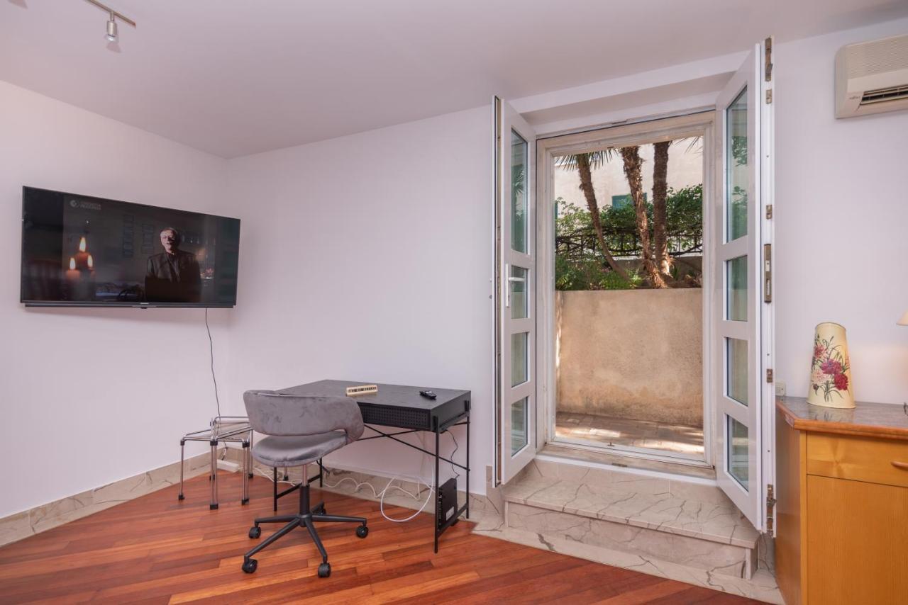 Palm Garden Apartment In Center With Big Terrace Split Exterior photo