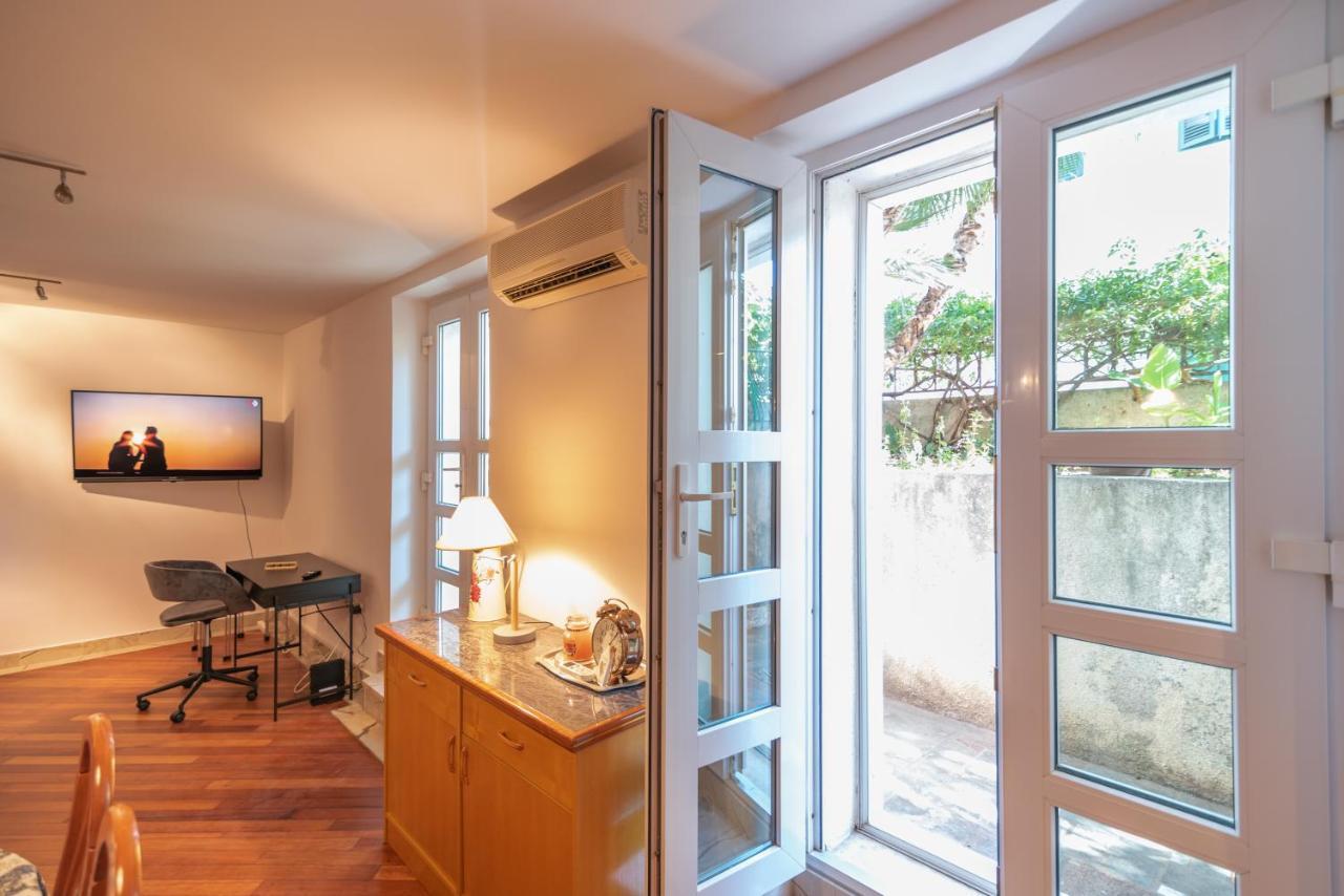 Palm Garden Apartment In Center With Big Terrace Split Exterior photo